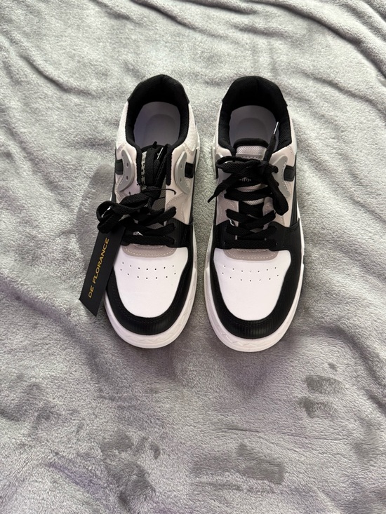 De Florance Shoes - Women’s Black and White Athletic Sneakers
